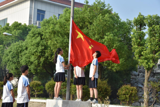我校晨会开展校园安全教育活动
